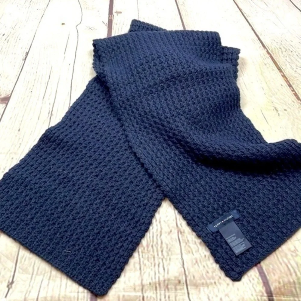 UEC Tommy Hilfiger navy blue knit scarf